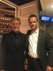 Jaka Jerina z dirigentom Johnom Burnom, osebni arhiv